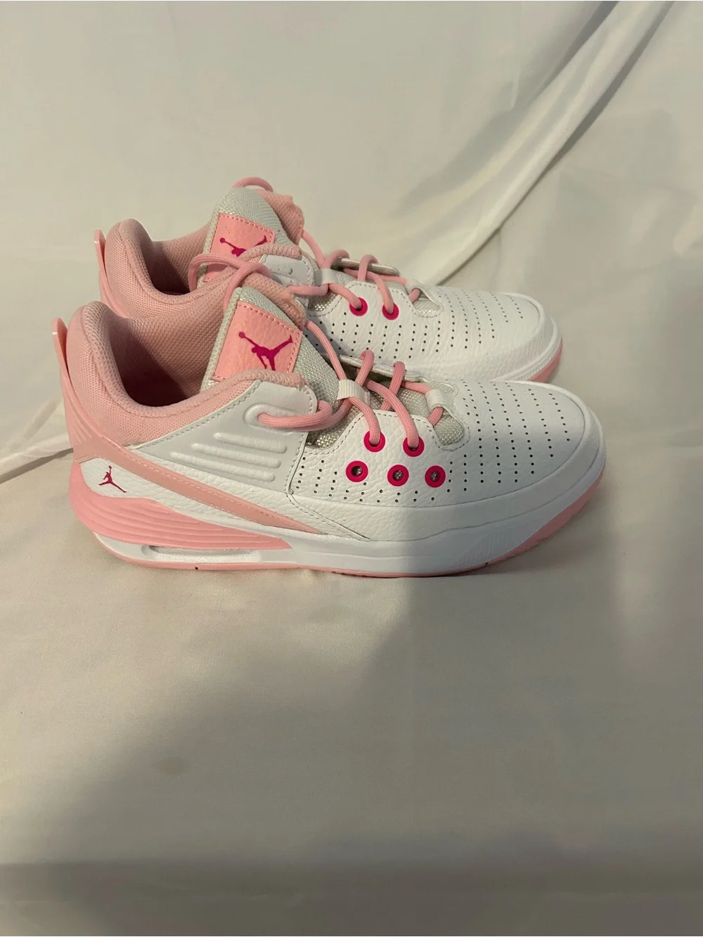 AirJordan Max Aura 5 Kids White and Pink High-Top Sneakers, Y4.5